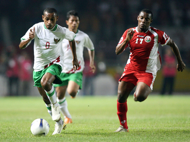 Indonesian player Elie Aiboy (L) runs with the ball as Oman's Algheilani Hassan (R) moves in during the International friendship match ahead of the Asia Football Competition (AFC), in Jakarta, 24 June 2007. Oman leads the match 1- 0. AFP PHOTO/ADEK BERRY (Photo credit should read ADEK BERRY/AFP/Getty Images)